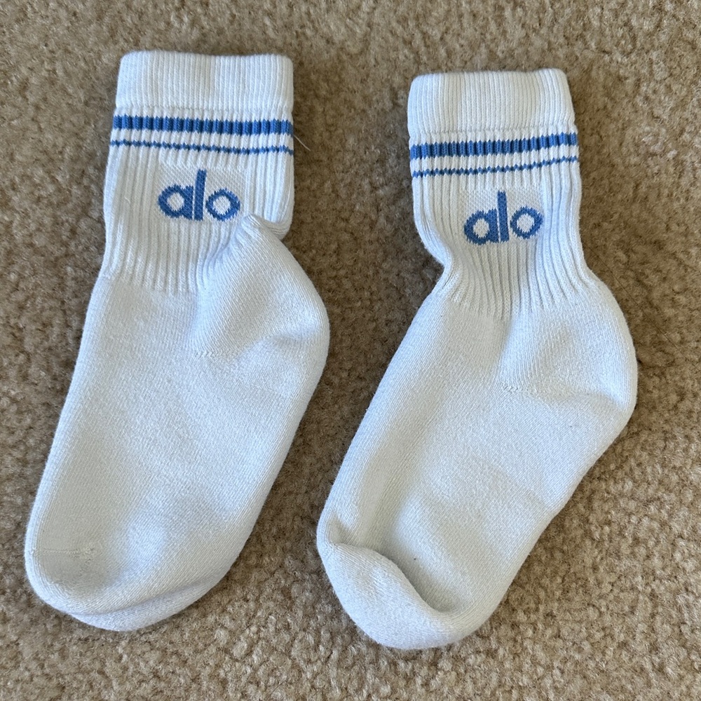 Alo Yoga Unisex Half Crew Throwback Sock, Small (5M-7M) White/Crystal Clear Blue